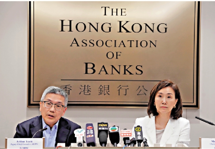 圖:金管局副總裁阮國恒(左)和銀行公會主席禤惠儀。\大公報記者麥潤田攝