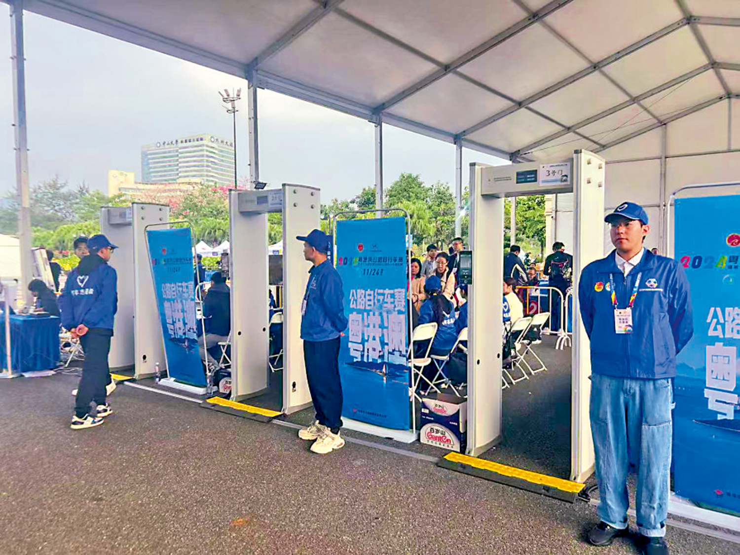 圖:全運公路單車測試賽前置查驗點。\大公報記者敖敏輝攝