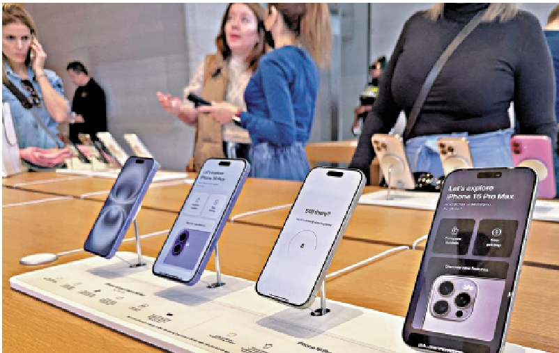 圖:特朗普要求蘋果將iPhone生產線搬回到美國。圖為芝加哥市的一家蘋果商店。\法新社