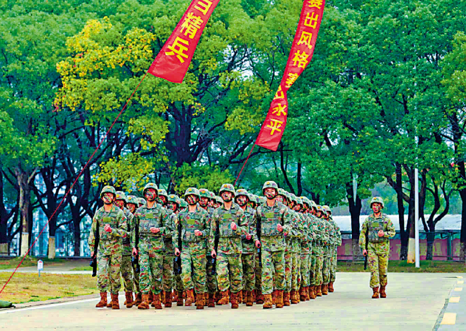圖:國防部15日發布消息,中央軍委決定調整組建3所軍隊院校。圖為陸軍步兵學院學員。/央廣軍事