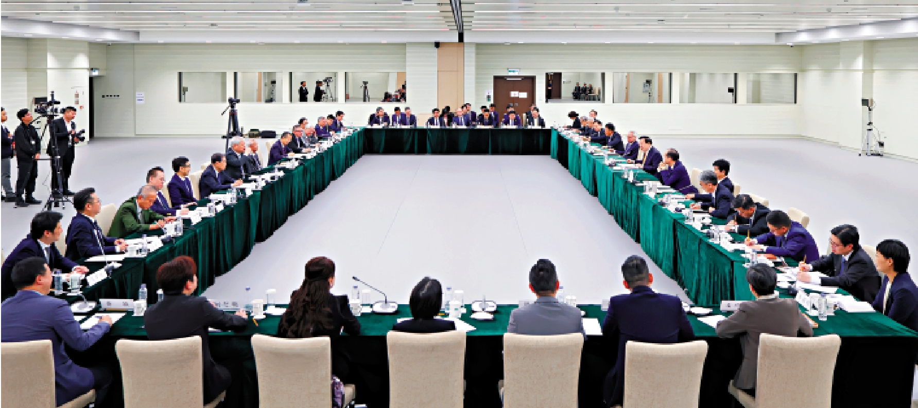 　　圖：5月12日上午，夏寶龍在澳門與工商界人士座談，就貫徹落實習近平主席視察澳門重要講話精神，推動港澳發展、助力強國建設深入交流。