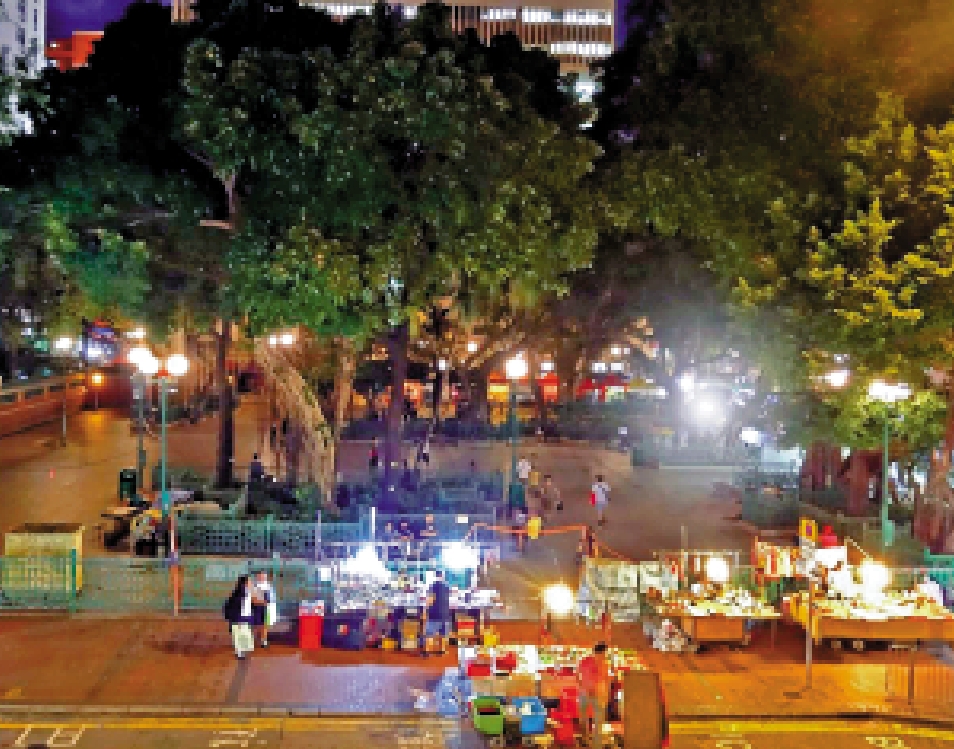 　　圖：昔日的榕樹頭在夜燈下有攤販到來擺賣，為油麻地的晚上增添熱鬧氣氛。