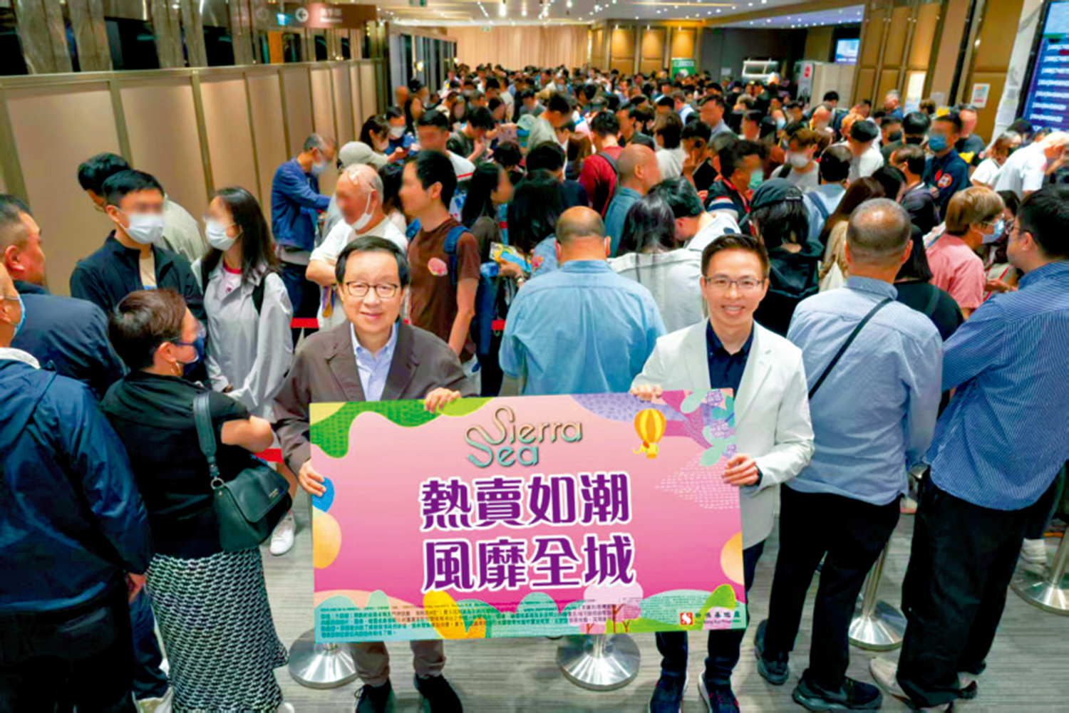 　　圖：新地副董事總經理雷霆（右）及新地代理執行董事陳漢麟公布，SIERRA SEA第1B期次輪銷售再創佳績。