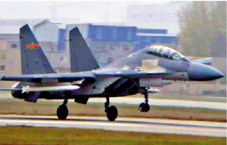 　　圖：空軍曾測試由殲-16攜載疑為霹靂-17的大型遠距空空導彈。