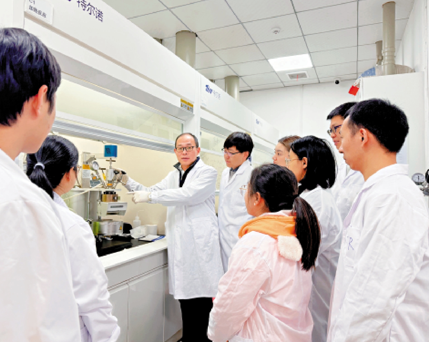 　　圖：武漢大學資源與環境科學學院副院長鄧紅兵教授指導團隊開展實驗攻關。\受訪者提供