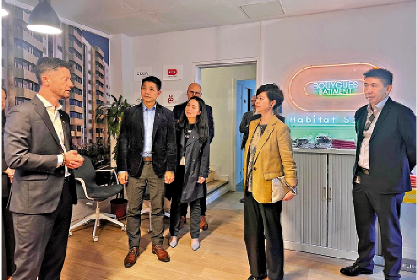圖:何永賢昨日上午參觀巴黎一個正在修葺的社會住房項目,了解當地如何把老舊大廈翻新成為節能環保的建築。