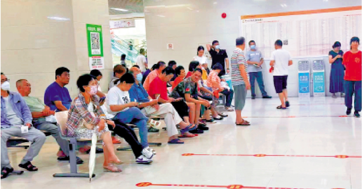 圖:近期新冠病毒感染人數有所增長。圖為廣東一所醫院的候診市民。\大公報記者盧靜怡攝