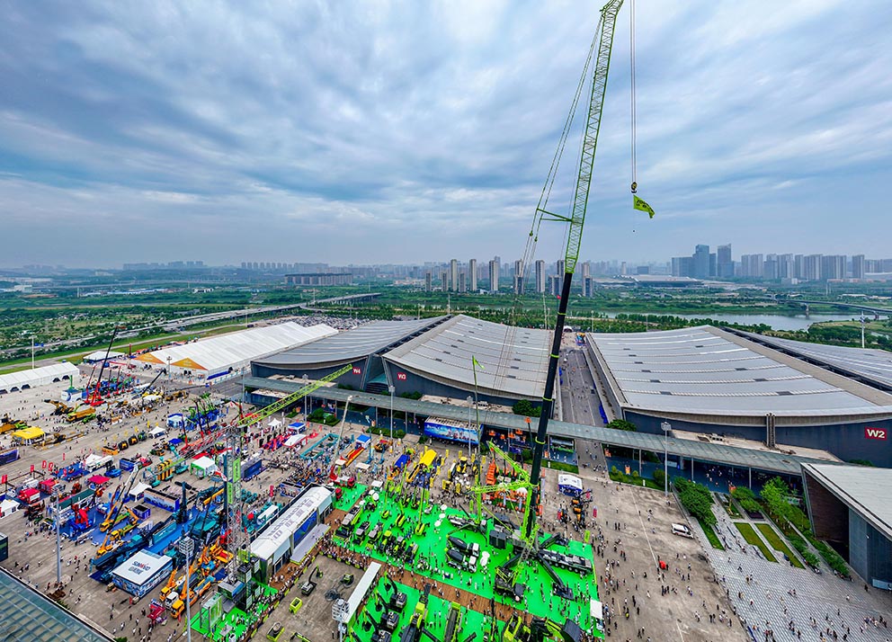 　　圖：第四屆長沙國際工程機械展覽會在長沙國際會展中心啟幕。圖中最高產品為中聯重科生產的全球最大噸位4000噸級全地面起重機