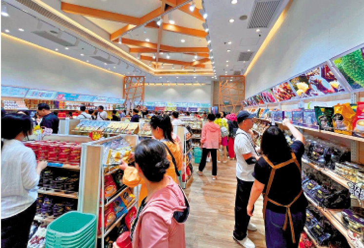 　　圖：記者昨日所見，啟德郵輪碼頭除了有旅行團用餐及光顧手信店，並無其他遊人到來。\大公報記者劉碩源攝