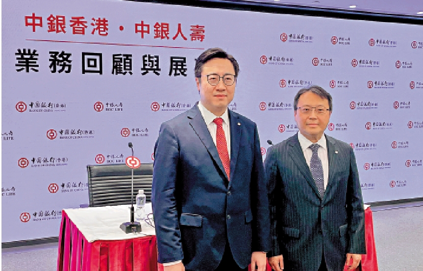 　　圖：周國昌（左）表示，高端客戶及年輕客戶為新開戶主要推動力。右為鄧子平。\大公報攝