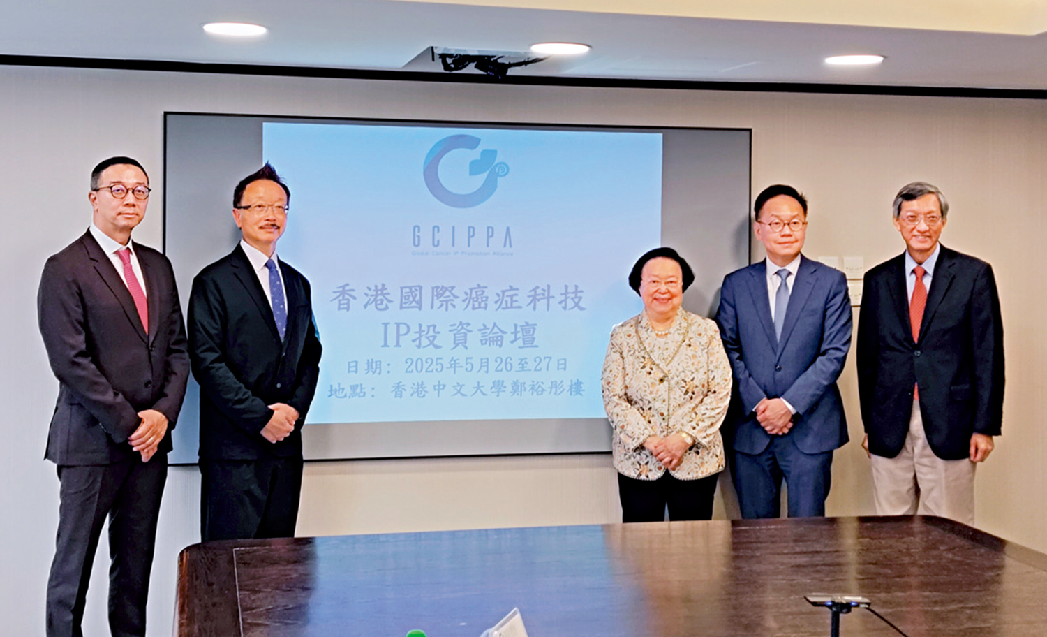 　　圖：黃廣林（左一）、王象志（左二）、胡志遠（右二）、周瑞𪊟（右一）、譚惠珠（右三）介紹月底舉行的投資論壇情況。\大公報攝