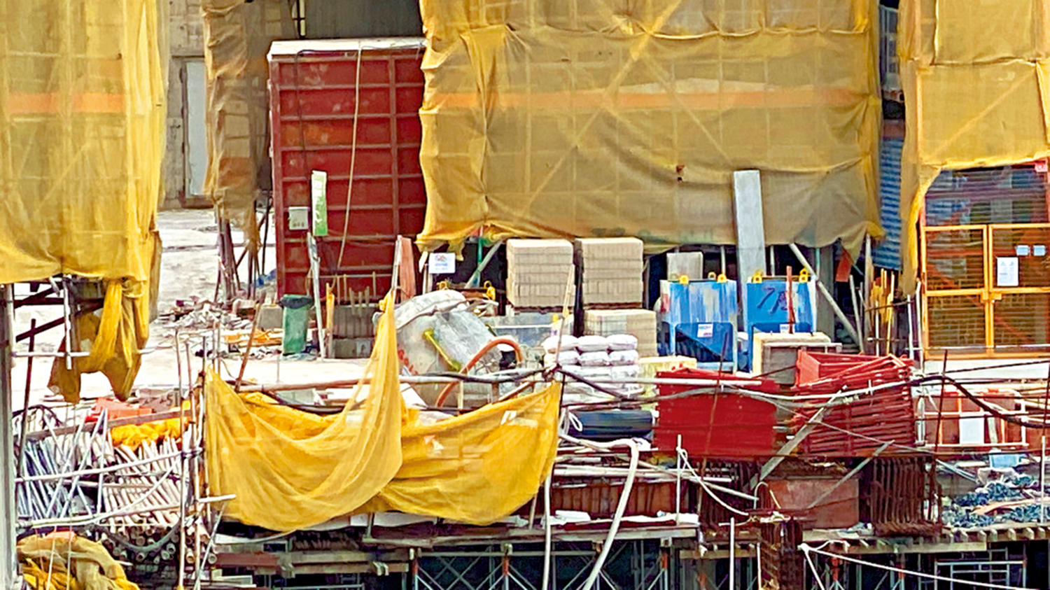 　　圖：大公報記者昨日下午到涉案的安達臣道地盤了解，發現地盤內已沒有工人開工。\大公報記者葉浩源攝