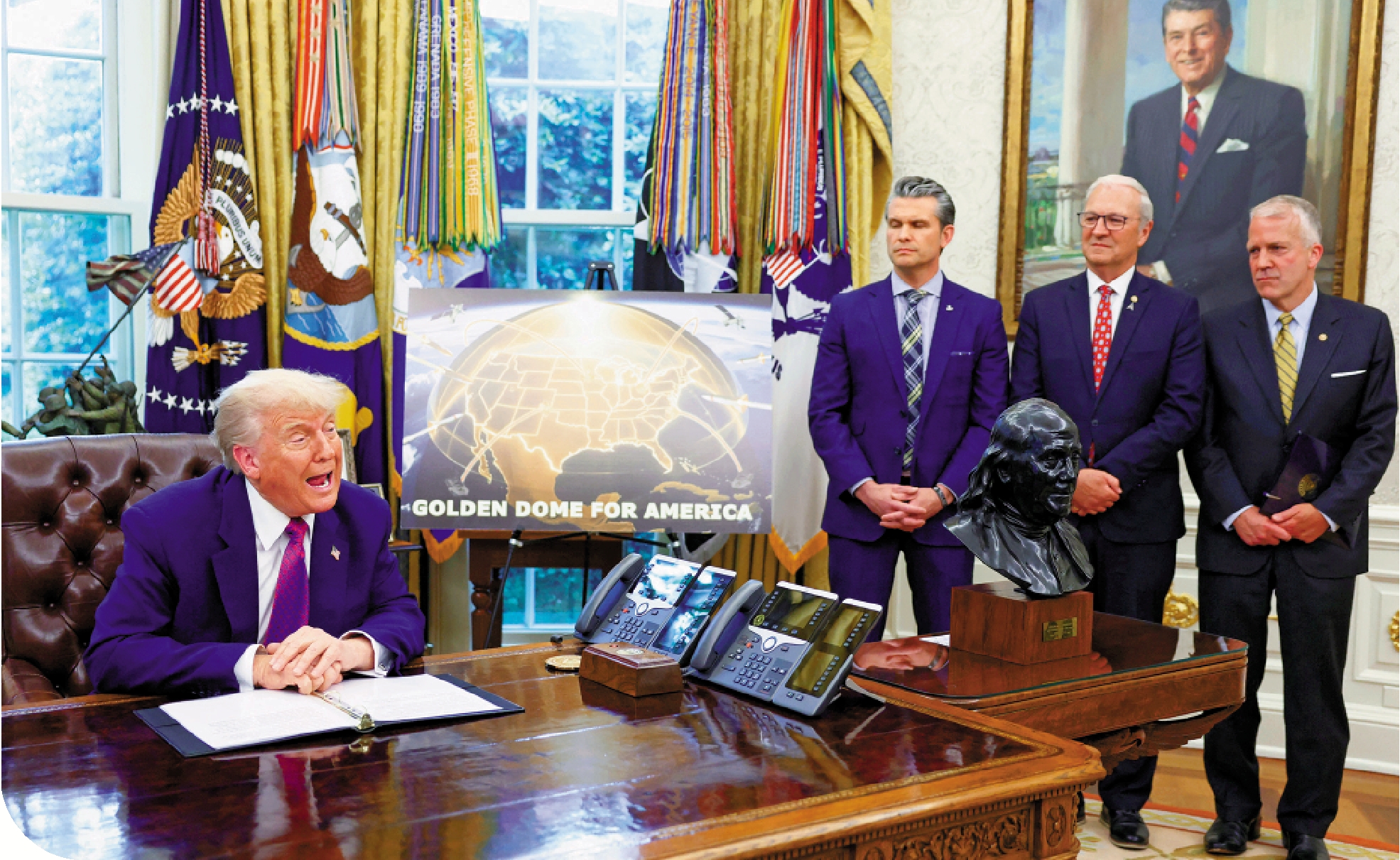 　　圖：特朗普（左）20日在白宮宣布建造「金穹」導彈防禦系統的計劃。該計劃在技術層面的可行性及成本引起專家質疑。\路透社