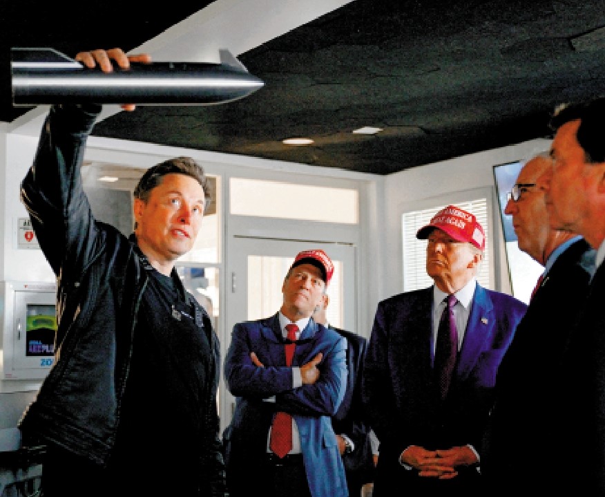 　　圖：馬斯克（左一）向特朗普（右三）介紹SpaceX的火箭。\路透社