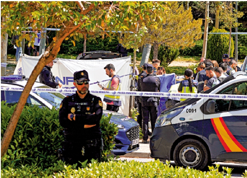 　　圖：西班牙警方21日在亞努科維奇前顧問波特諾夫遇害現場進行調查。\美聯社