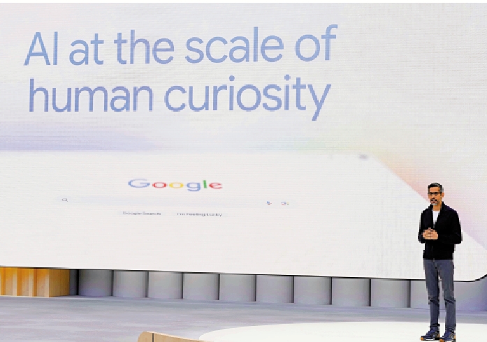 　　圖：谷歌母公司Alphabet行政總裁皮柴在2025開發者大會上介紹AI模式。\美聯社