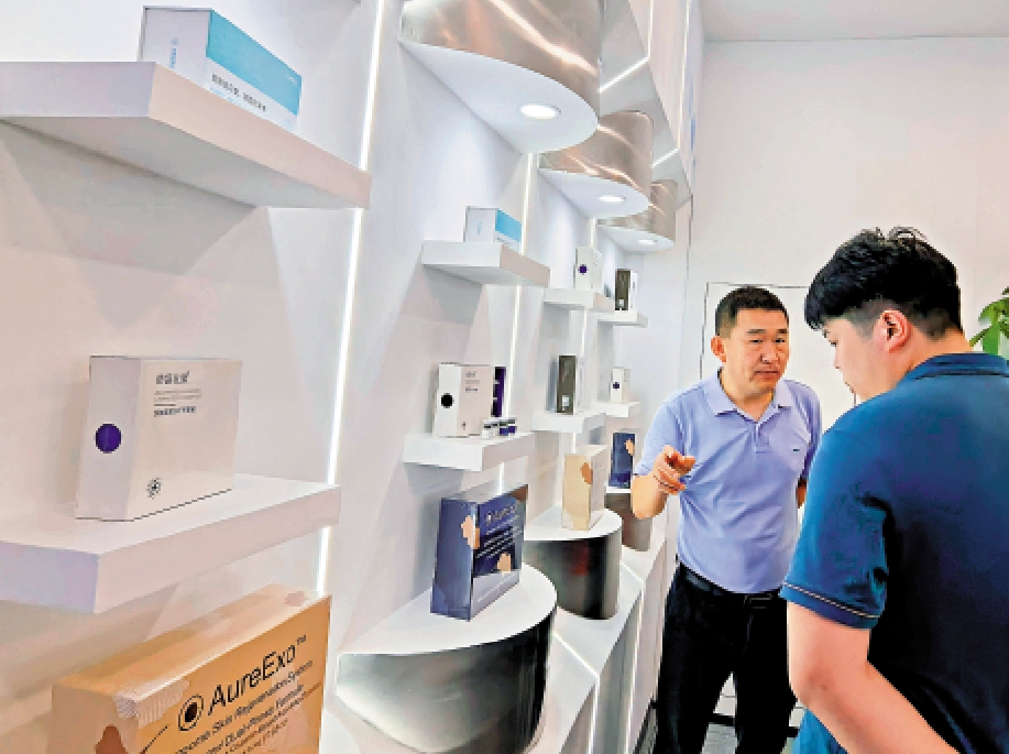 　　圖：公眾在參觀深港細胞谷的最新成果。\大公報記者李望賢攝