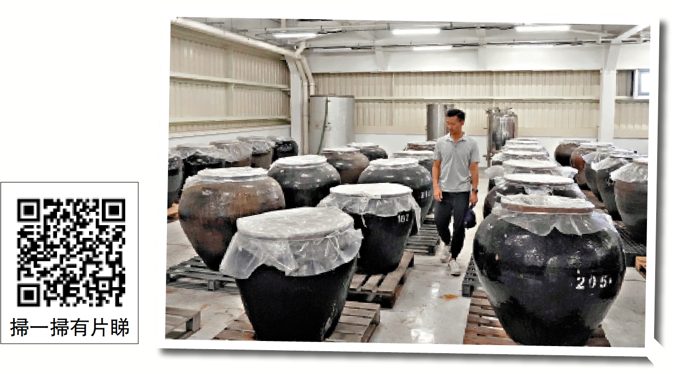 　　圖：八珍董事經理伍尚鈞表示，八珍醬園廠房將開放給遊客參觀，包括圖中的發醋缸工作間。\大公報記者林少權攝