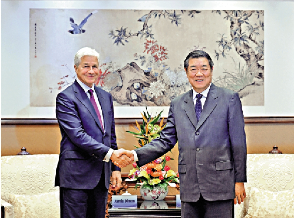 圖:中共中央政治局委員、國務院副總理何立峰(右)22日晚在北京釣魚台國賓館會見美國摩根大通集團董事長兼首席執行官傑米·戴蒙。\新華社
