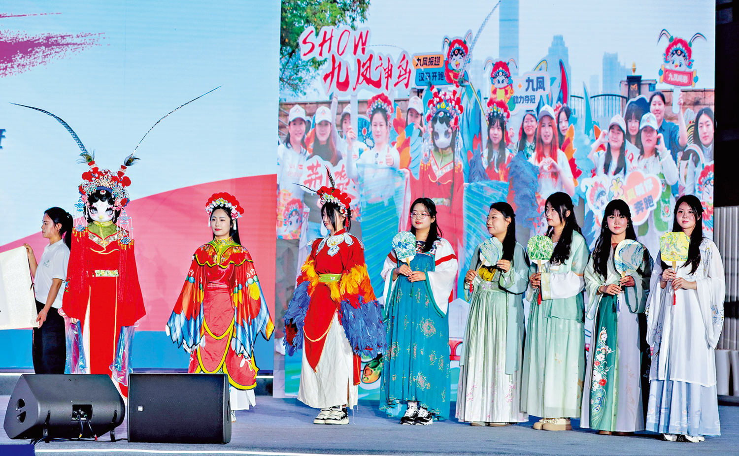 圖:雖然民進黨當局極力阻撓兩岸民間交流,但兩岸青年交流依然熱絡。圖為第七屆兩岸青年東湖交流季在湖北武漢舉行。\中新社