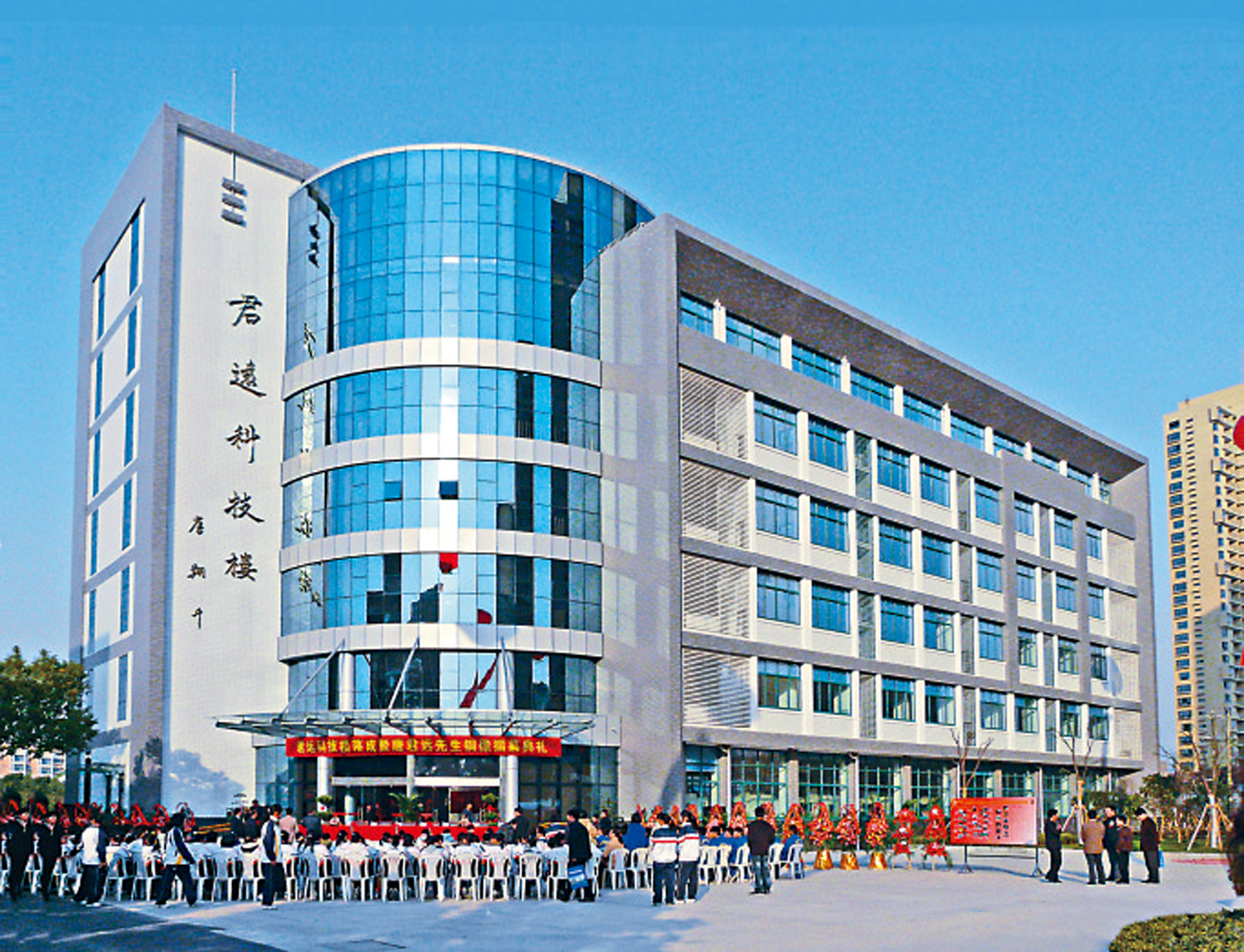 　　圖：唐翔千致力培育工業科技人才。圖為以其父唐君遠命名的「君遠科技樓」。