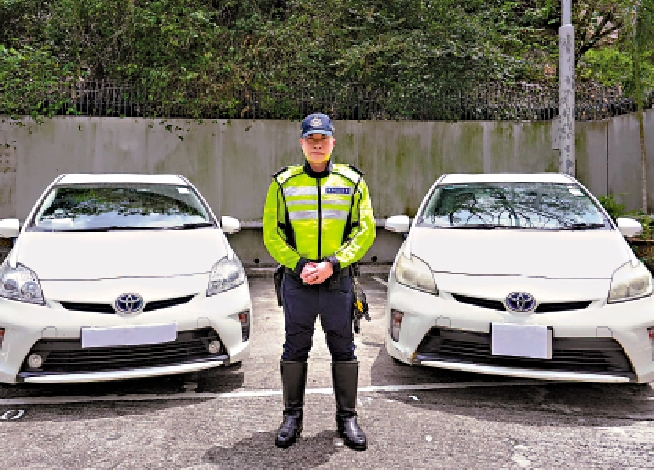 　　圖：警方在行動中截獲的兩輛「白牌車」。
