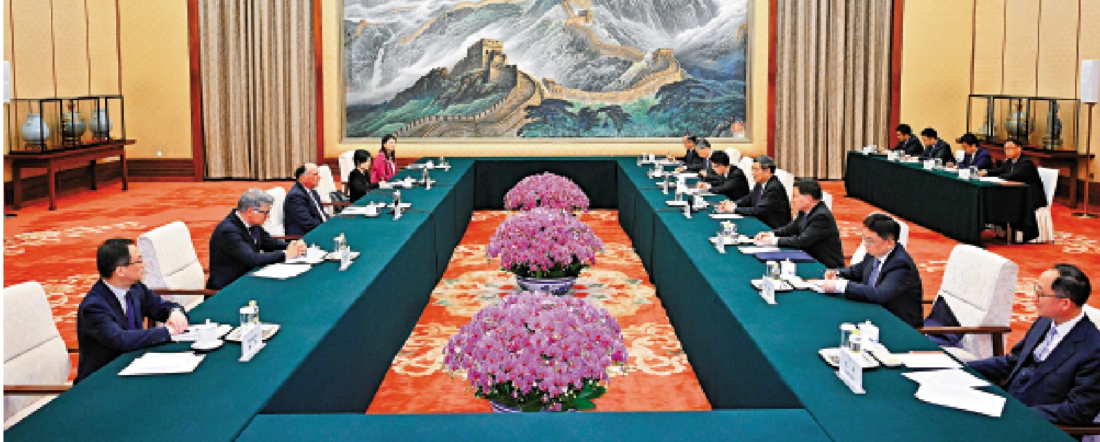 圖:5月23日,中共中央政治局委員、國務院副總理何立峰在北京人民大會堂會見美國花旗集團董事長杜頌安。\新華社