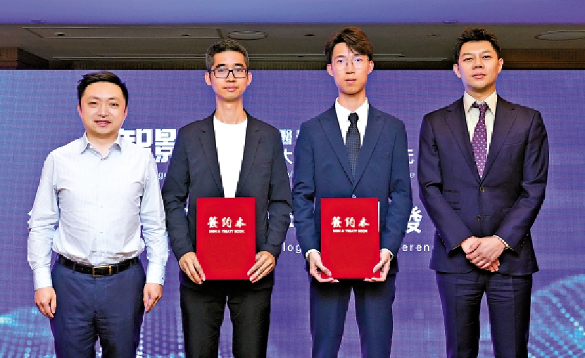 圖:左起:德適生物科技董事長宋寧、德適生物科技醫學影像與智能事業部行業生態總監趙偉、新華三集團香港代表處代表鄭狄致、新華三集團副總裁楊爽。\大公報記者林少權攝