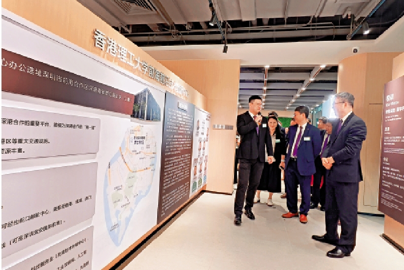 圖:嘉賓在香港理工大學前海前沿技術創新中心參觀。\大公報記者毛麗娟攝