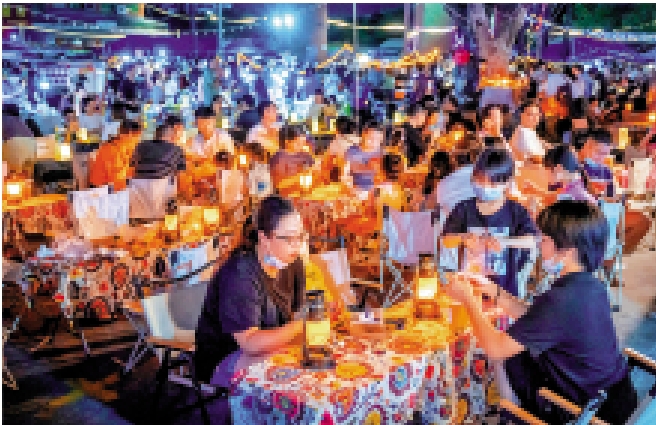 　　圖：中山沙崗墟市場繁忙，是遊客體驗當地生活的重要途徑，夜晚這裏則變成中山最熱鬧的沙崗墟夜市。\資料圖片