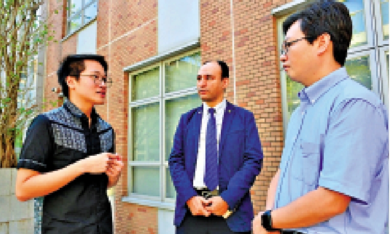 圖:段煥豐教授(右)表示,「一帶一路」獎學金可吸引一批極具潛力的學生來港學習、工作,甚至扎根香港,貢獻社會。