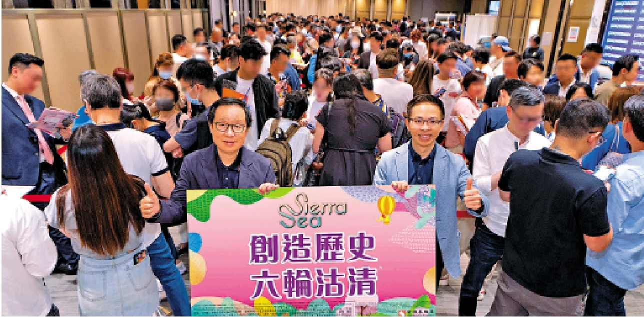 圖:新地副董事總經理雷霆(左)及新地物業代理執行董事陳漢麟公布,SIERRRA SEA系列六輪銷售均沽清,創集團歷史。