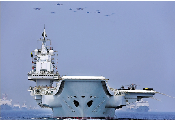 圖:2018年4月12日,遼寧艦航母編隊亮相南海海上閱兵。