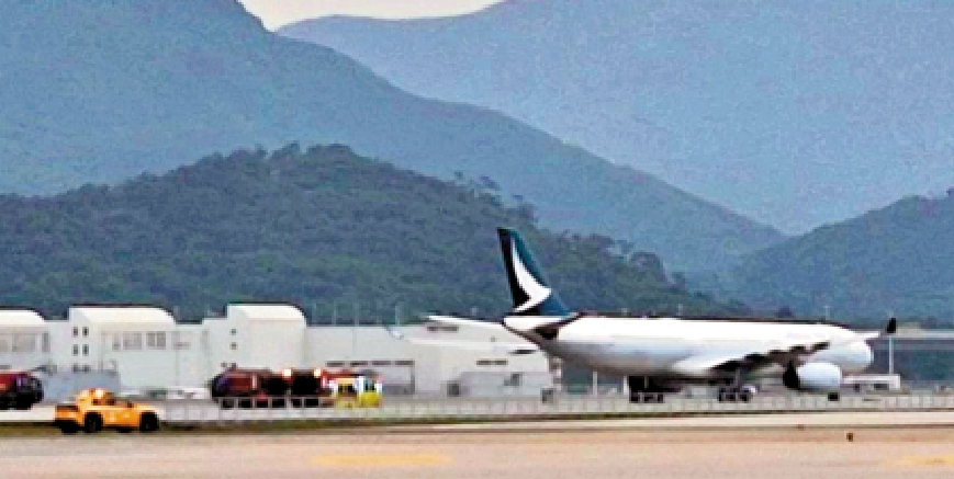 圖:涉事國泰客機昨日出現技術問題終止起飛,有消防車到場戒備。