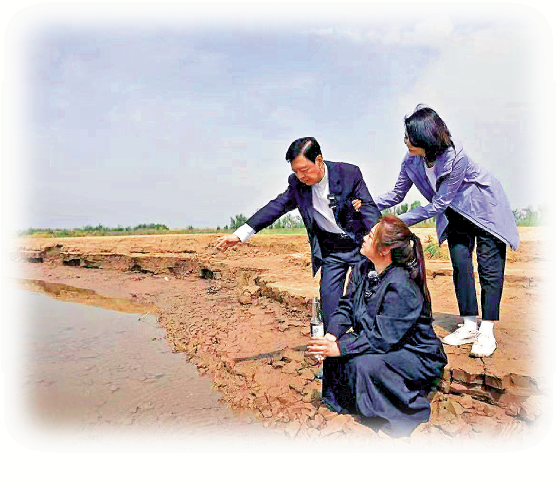 　　圖：翟翾和父親在河南家鄉的黃河岸邊，裝了一瓶黃河水帶回台灣，讓後輩知道「這是我們的根」。\受訪者供圖