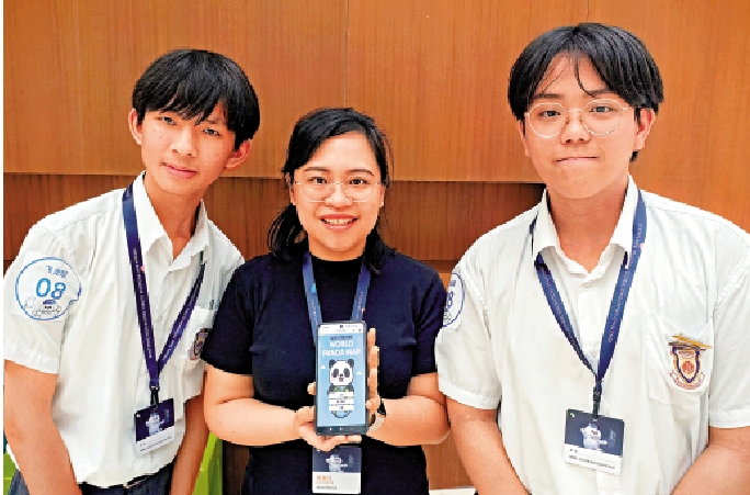 圖:保良局第一張永慶中學《世界熊貓地圖》團隊,林沛亨(左)、杜天右(右)。\大公報記者郭若溪攝