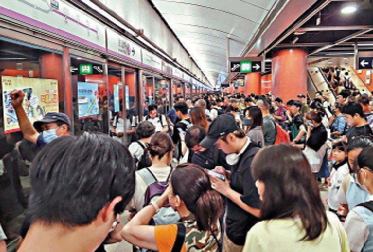 　　圖：港鐵將軍澳綫上星期因電力供應受阻停駛逾五小時，大批市民受影響。