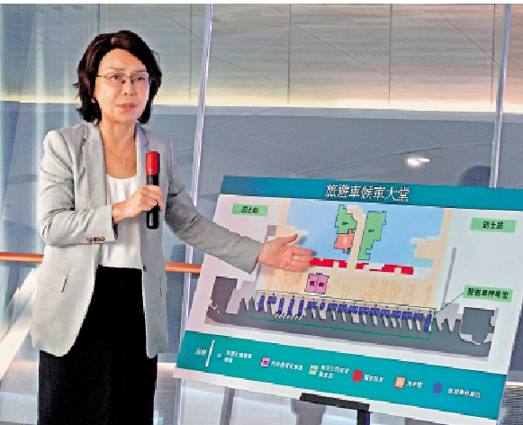 圖:機管局行政總裁張李佳蕙介紹二號客運大樓擴建、啟用進度。