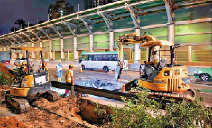 圖:屯門公路前日深夜爆水管,水務署昨晚表示,工程團隊正加緊搶修,爭取今早交通繁忙時段前重開。