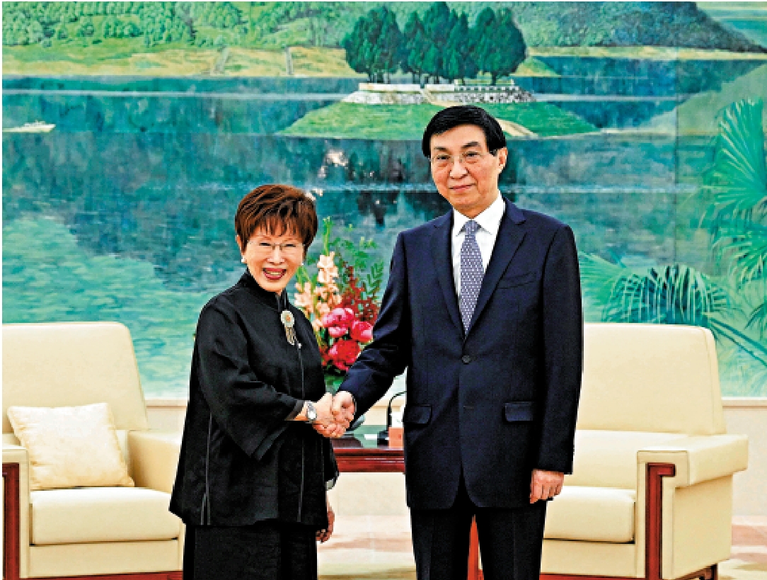 圖:中共中央政治局常委、全國政協主席王滬寧27日在北京會見中國國民黨前主席、中華青雁和平教育基金會董事長洪秀柱等第二屆海峽兩岸中華文化峰會台灣嘉賓。\新華社