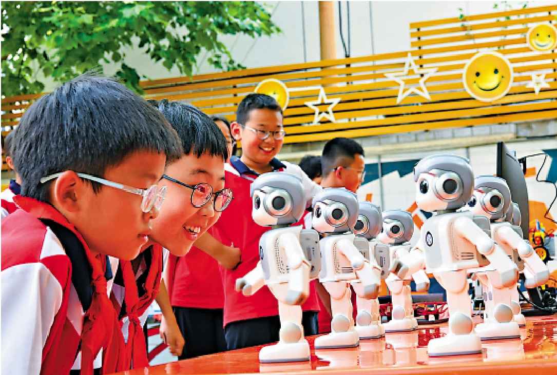 　　圖：河北省石家莊市育才小學開展豐富多彩的科技嘉年華活動，學生被小型機器人「舞姿」吸引。/中新社