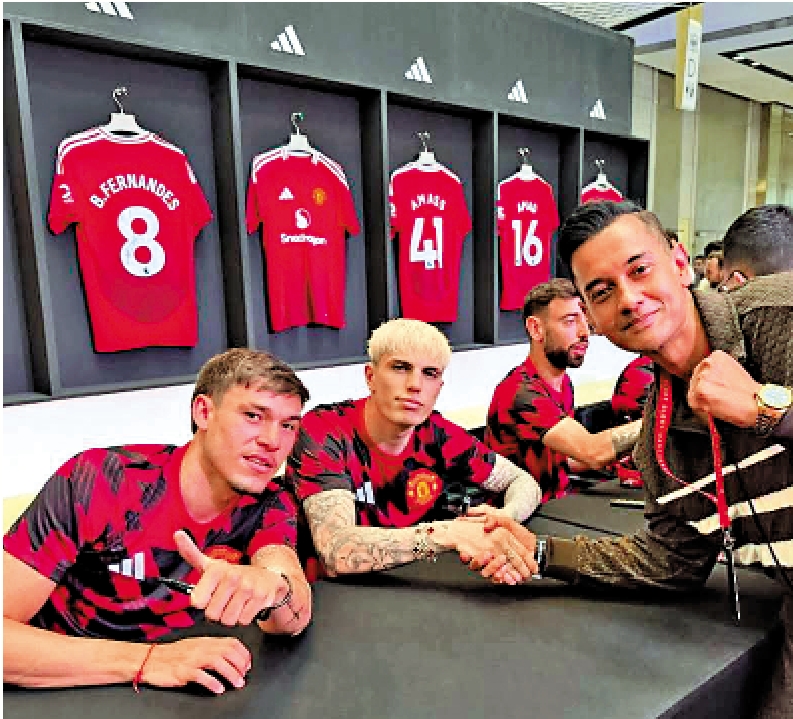 　　圖：加拿祖（左二）與球迷握手時，仍然悶悶不樂。\網上圖片