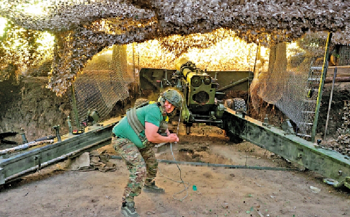 圖:烏克蘭士兵在哈爾科夫前線向俄軍發射榴彈炮。\路透社