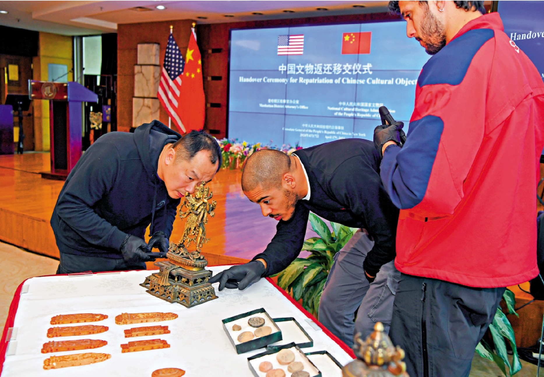 　　圖：2024年4月17日，在美國紐約中國駐紐約總領館，工作人員點交中國流失文物藝術品。\新華社