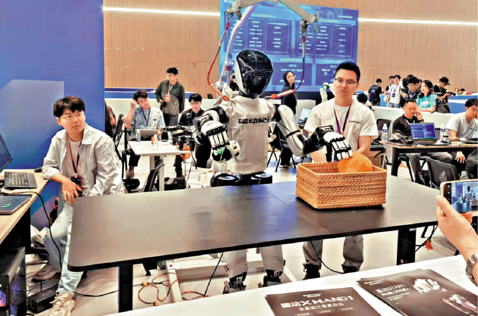　　圖：29日，2025國際人形機器人技能大賽在2025張江具身智能開發者大會上正式啟動。圖為人形機器人歸納整理桌面物品。\大公報記者倪夢璟攝