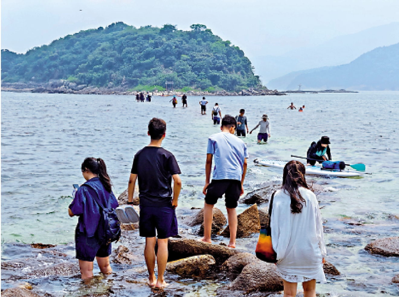 圖:西貢橋咀島連島沙洲,吸引不少遊客到來打卡。\大公報記者盛德文攝