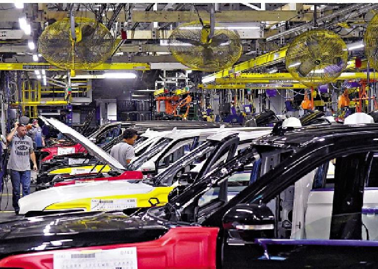 圖:工人在肯塔基州的福特工廠組裝貨車。\美聯社