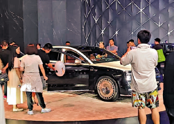 　　圖：華為尊界S800吸引大量觀眾。/大公報記者李昌鴻攝