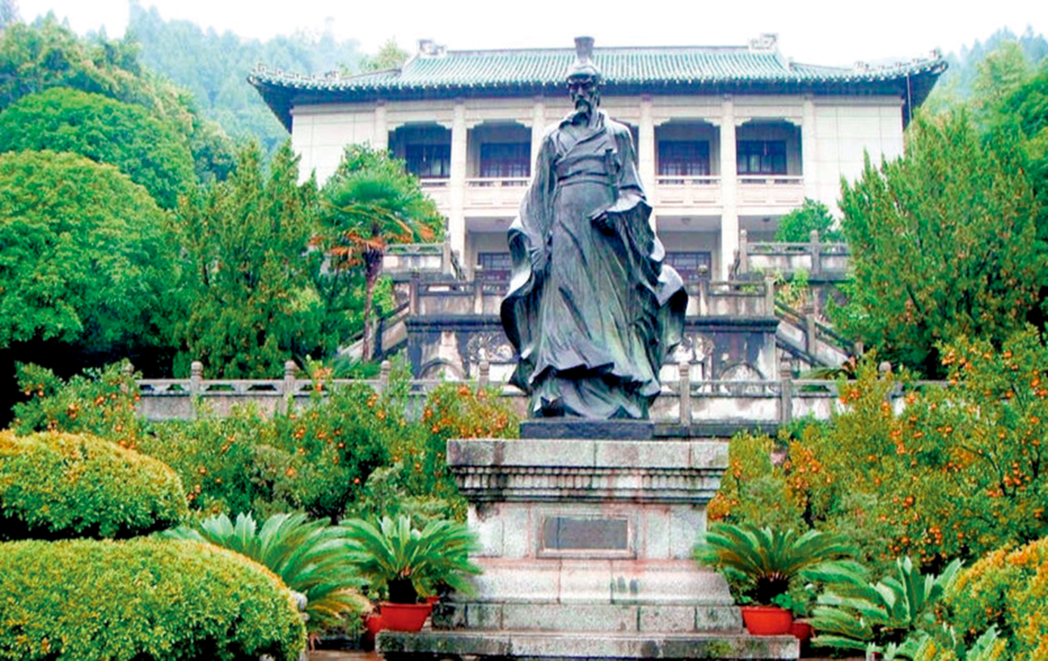 　　圖：位於宜昌秭歸屈原故里的屈原雕像。