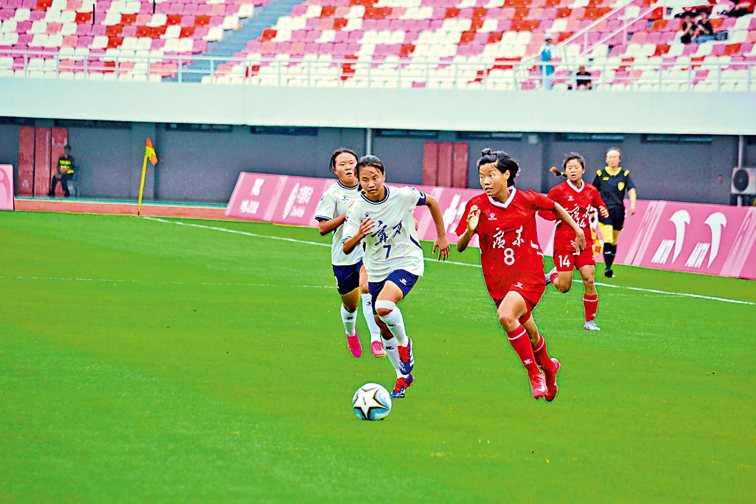 　　圖：廣東隊（紅衫）與寧夏隊在比賽中。\大公報記者敖敏輝攝